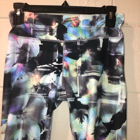 Fabletics Salar Multi-Colored Floral Capris Size Small - Picture 2 of 10